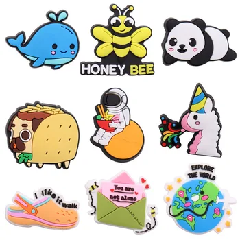 Sumaišykite 50PCS PVC Mielas Animacinių filmų Batų Pakabukai Kawaii Banginis Bičių Panda Astronautas Avių Sportbačiai Paketas Žemės Vaikščioti Croc Žavesio